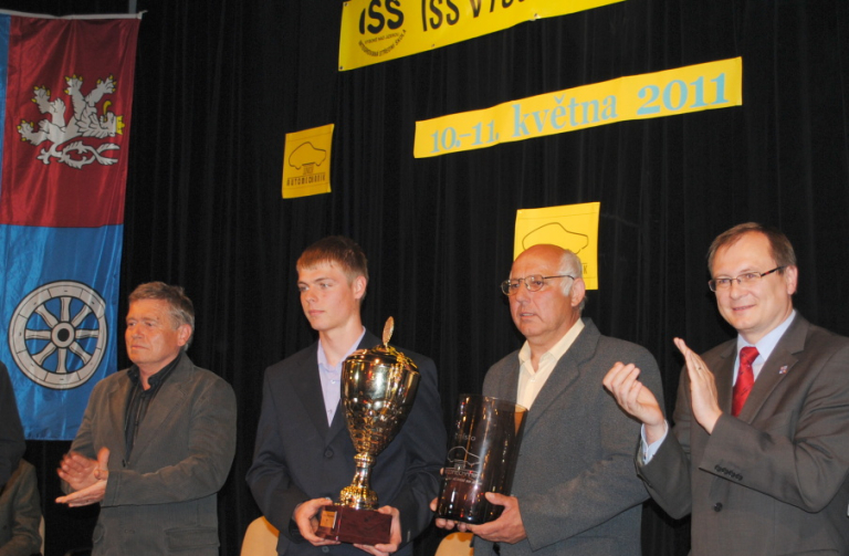 Ceny vítězům celostátního finále Automechanik Junior 2011 předal včera náměstek hejtmana LK Radek Cikl